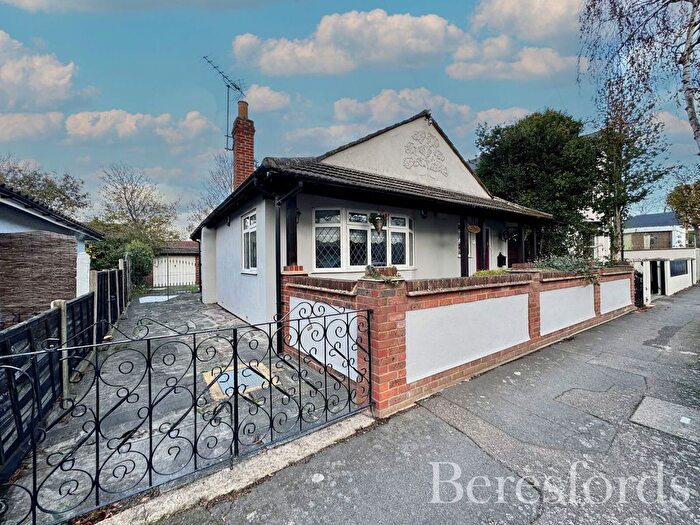 1 Bedroom Bungalow For Sale In Stanley Road, Hornchurch, RM12