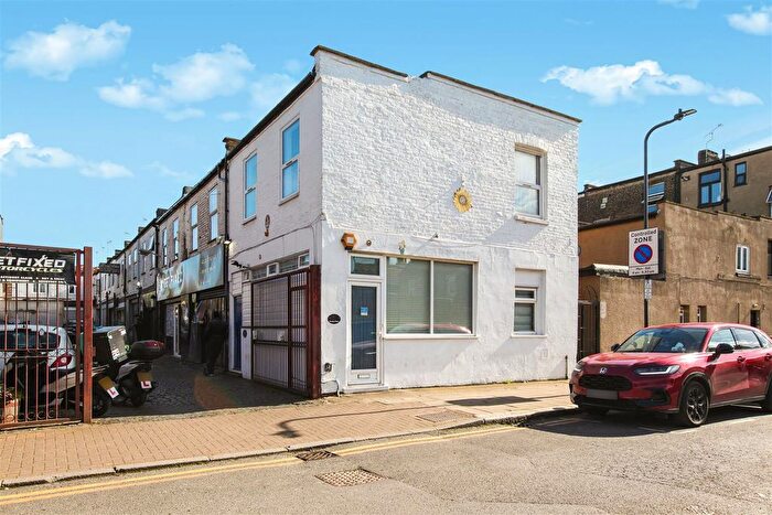 2 Bedroom Mews For Sale In Preston Place, Willesden Green, London, NW2