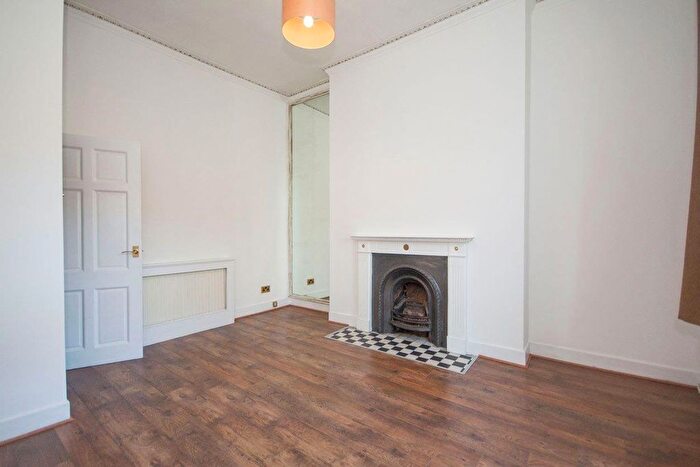 1 Bedroom Flat To Rent In Sutherland House - Queenstown Road, London, London, SW8