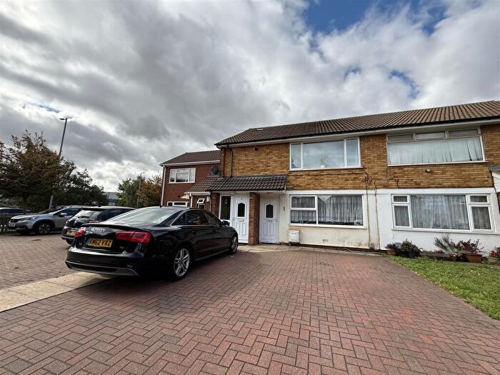 2 Bedroom Maisonette To Rent In Chertsey Close, Luton, LU2
