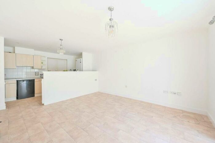 3 Bedroom Flat To Rent In Granite Apartments, Stratford, London, E15