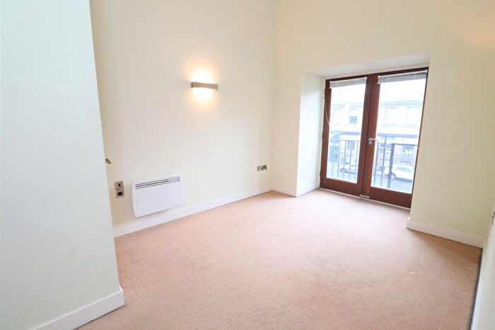 2 Bedroom Flat To Rent In Burnett Street, Bradford, West Yorkshire, BD1