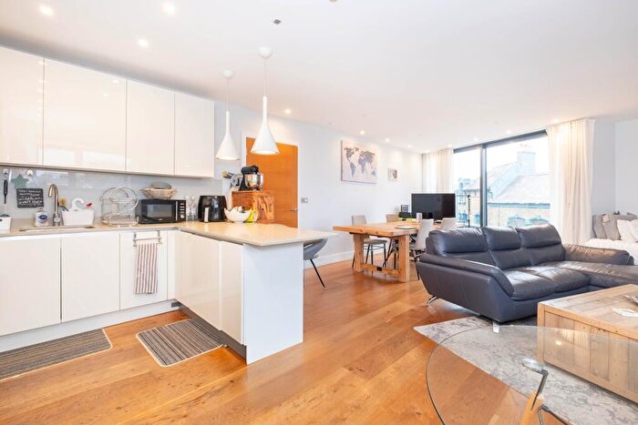 2 Bedroom Flat To Rent In Bridge End Close Kingston Upon Thames, KT2