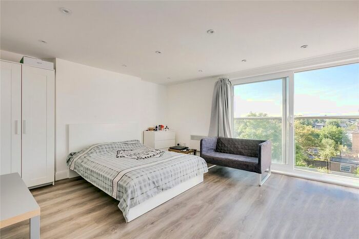 Studio To Rent In Uxbridge Road, London W12