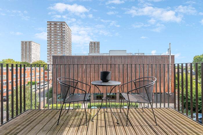 1 Bedroom Flat To Rent In Cobalt Place, Battersea Park, SW11