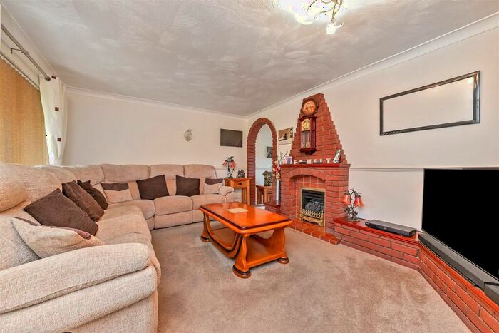 3 Bedroom End Of Terrace House For Sale In Handcross Road, Luton, LU2