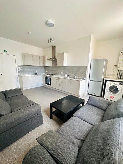 3 Bedroom Apartment To Rent In Raglan Road, Leeds, West Yorkshire, LS2