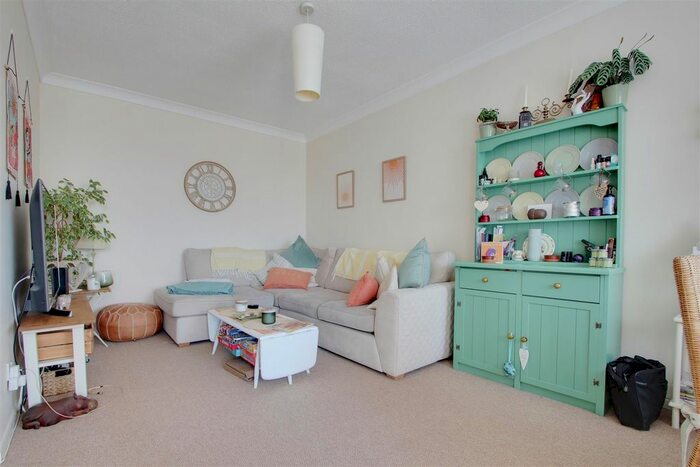 2 Bedroom Flat For Sale In Goring Road, Goring-By-Sea, Worthing, BN12