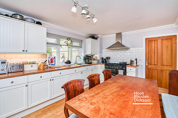 4 Bedroom Detached House To Rent In Bay View Road, Gurnard, PO31