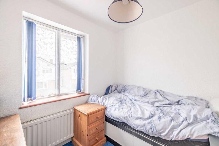 3 Bedroom Semi-Detached House For Sale In Westfield Road, Slough, SL2