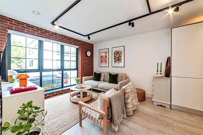 2 Bedroom Flat To Rent In Kelvin Road, Newbury, Berkshire, RG14