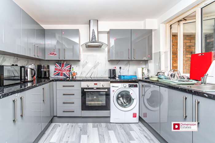 5 Bedroom Maisonette To Rent In Lawrence Close, Bow, Mile End, London, E3