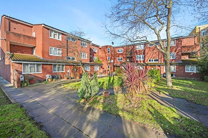 1 Bedroom Flat For Sale In Garfield Court, / Willesden Lane, London, NW6