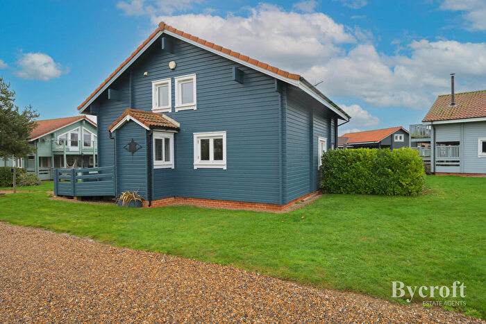 2 Bedroom Detached House For Sale In Fairway Lakes, Fritton, NR31