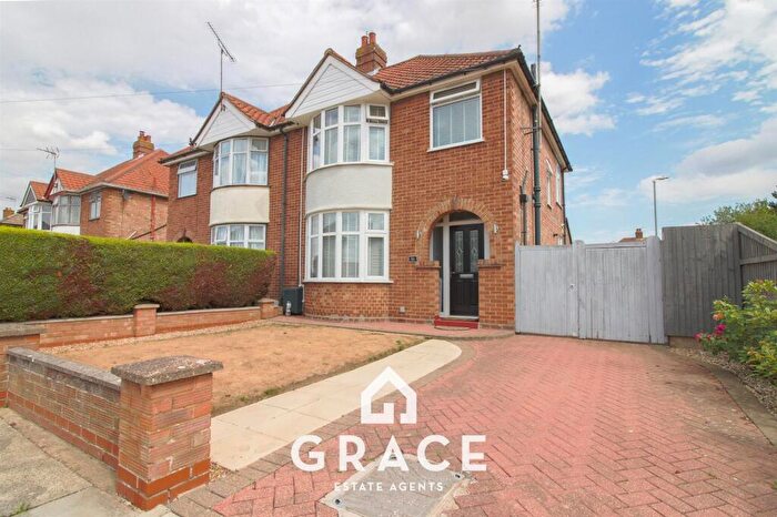 3 Bedroom Semi Detached House For Sale In Beechcroft Road, Ipswich, IP1