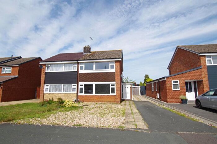 3 Bedroom Semi-Detached House To Rent In Linnetsdene, Covingham, Swindon, SN3