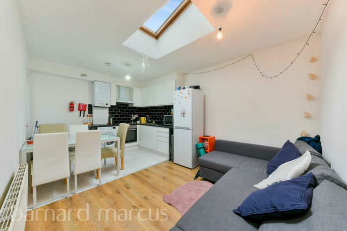 3 Bedroom Apartment To Rent In Blandfield Road, London, SW12