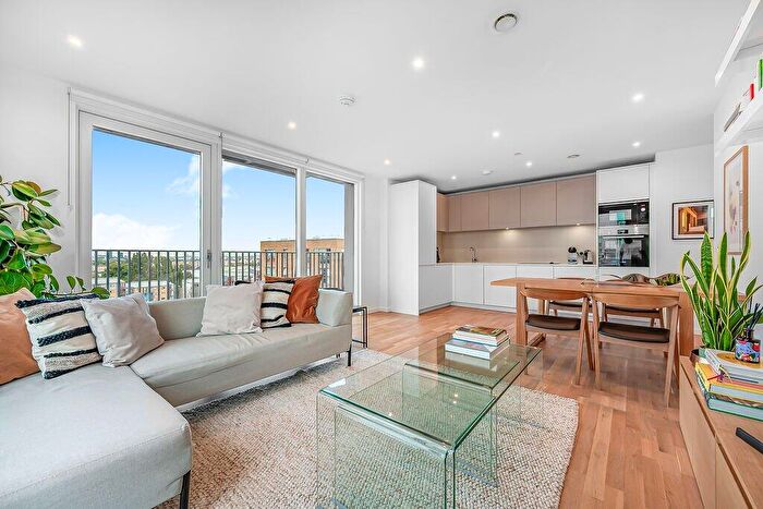 2 Bedroom Flat For Sale In Kingwood Apartments, Waterline Way, SE8