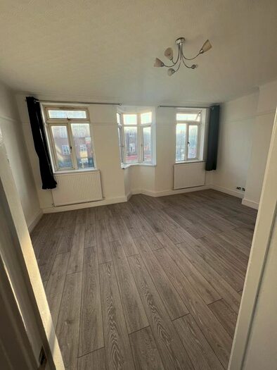 3 Bedroom Flat To Rent In Green Lanes Enfield, London, N13