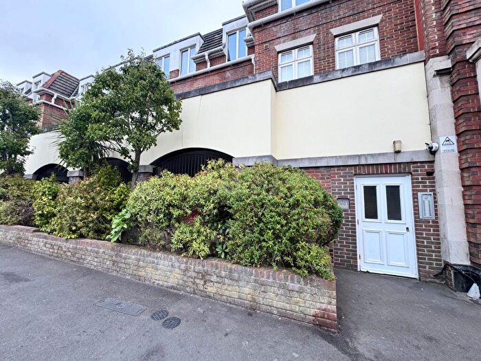 1 Bedroom Flat To Rent In Holdenhurst Road, Holt House, BH8