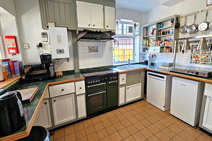 6 Bedroom Detached Bungalow For Sale In Wareham, BH20 - Photo 5