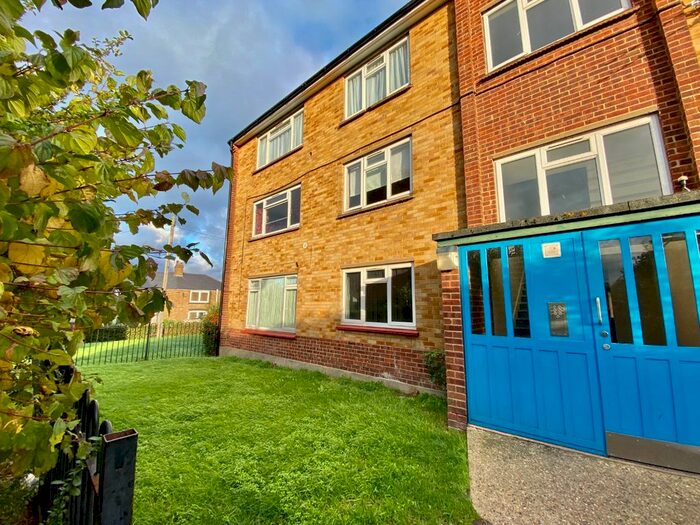 2 Bedroom Flat To Rent In Gunn Road, Swanscombe, Kent, DA10
