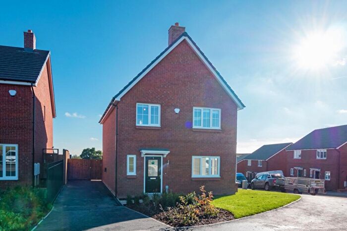 3 Bedroom House To Rent In Deanshut Road, Oldham, OL8