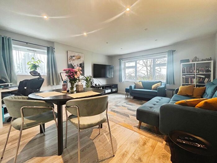 2 Bedroom Apartment For Sale In Rixman Close, Maidenhead, Berkshire, SL6