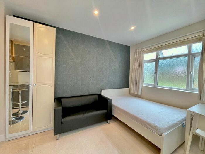 Studio To Rent In North Crescent, Finchley Central, London, N3