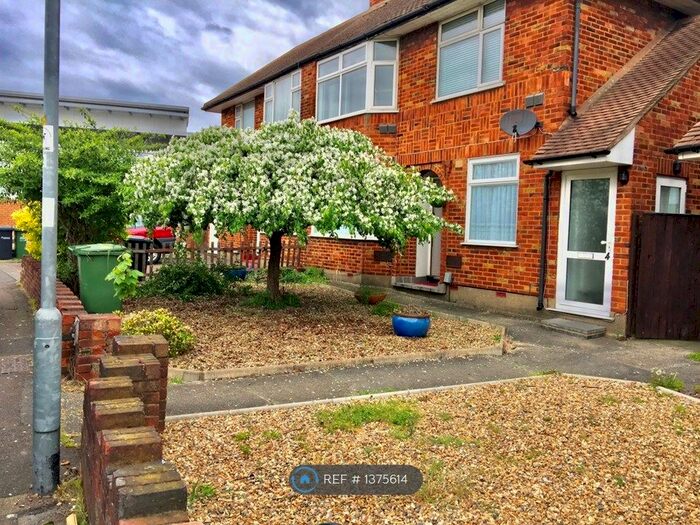 2 Bedroom Flat To Rent In Arlington Crescent, Waltham Cross, EN8