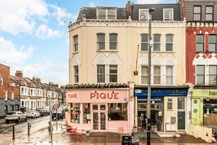 2 Bedroom Flat To Rent In Lavender Hill, Battersea, SW11