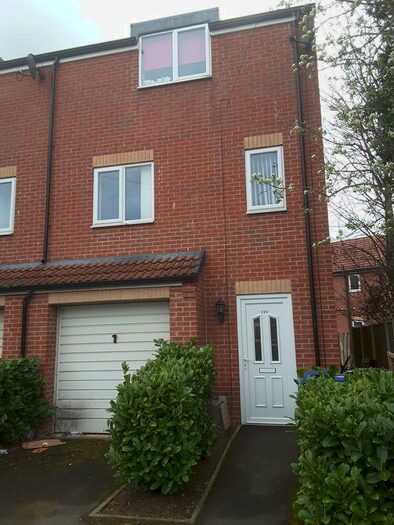 3 Bedroom Town House To Rent In Hazel Avenue, Auckley, DN9