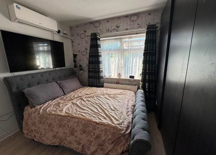 4 Bedroom Detached House To Rent In Thorntons Farm Avenue, Romford, RM7