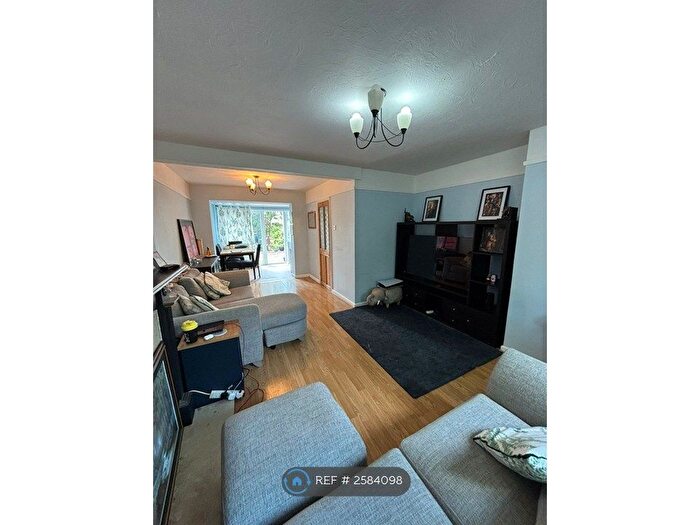 3 Bedroom Semi-Detached House To Rent In Birdhill Avenue, Reading, RG2