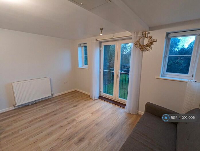 2 Bedroom Flat To Rent In Oak Tree Court, Southampton, SO16