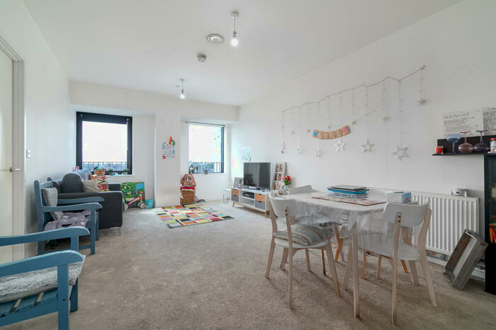 2 Bedroom Flat To Rent In Valentines House, Ilford, IG1