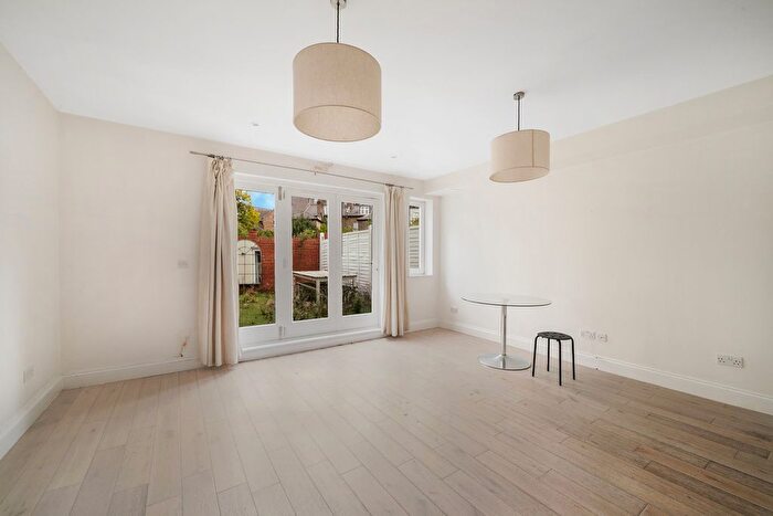 2 Bedroom Flat For Sale In Brougham Road, Acton, London, W3