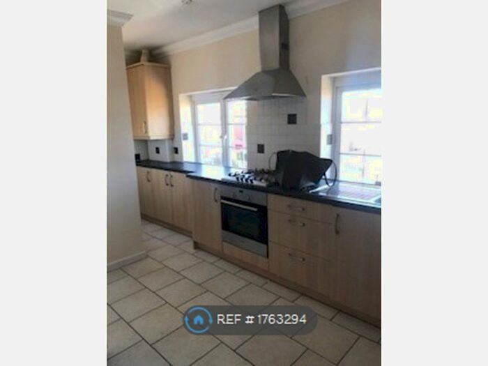 2 Bedroom Flat To Rent In The Old Police House, Netley Abbey, Southampton, SO31