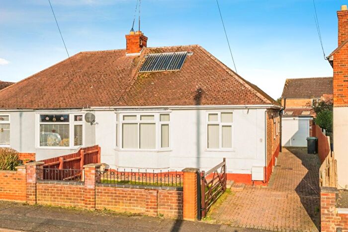 2 Bedroom Semi-Detached Bungalow For Sale In Rose Avenue, Rushden, NN10