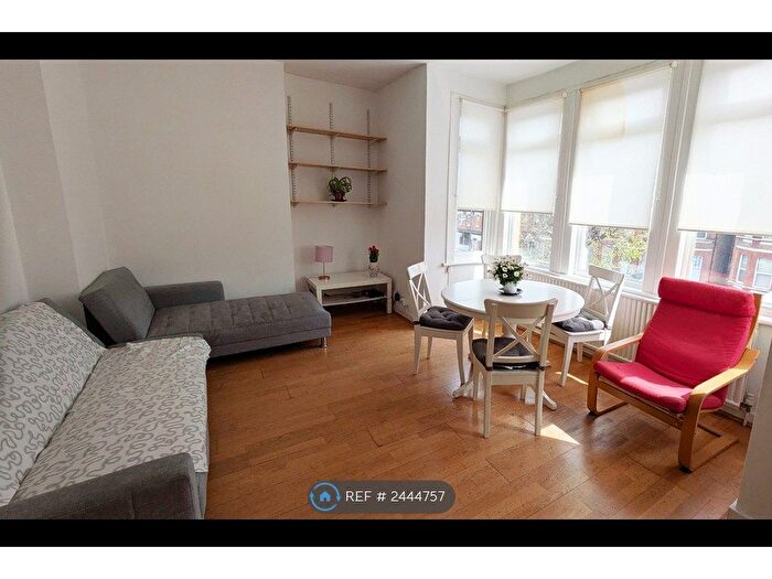 2 Bedroom Flat To Rent In Brownlow Road, London, N11