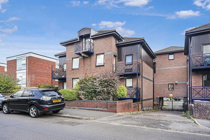 1 Bedroom Apartment For Sale In Chingford Avenue, Chingford, E4