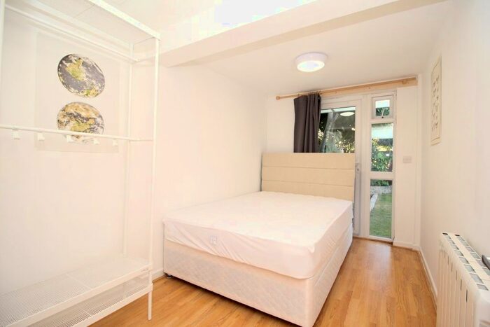 1 Bedroom Detached House To Rent In Middle Hill, Egham, Surrey, TW20