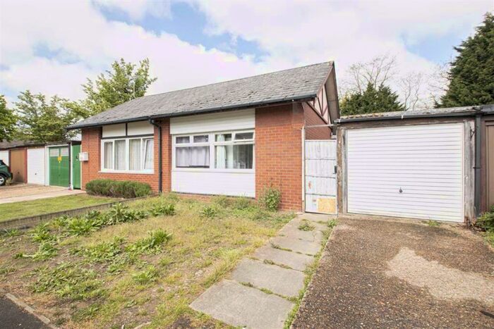 4 Bedroom Semi-Detached Bungalow To Rent In Woodrush Close, Beanhill, Milton Keynes, Bucks, MK6