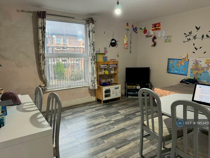 2 Bedroom Flat To Rent In West Street, Bedminster, Bristol, BS3