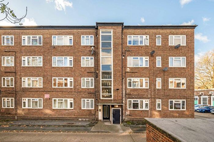 5 Bedroom Flat To Rent In Maple Avenue, London, W3