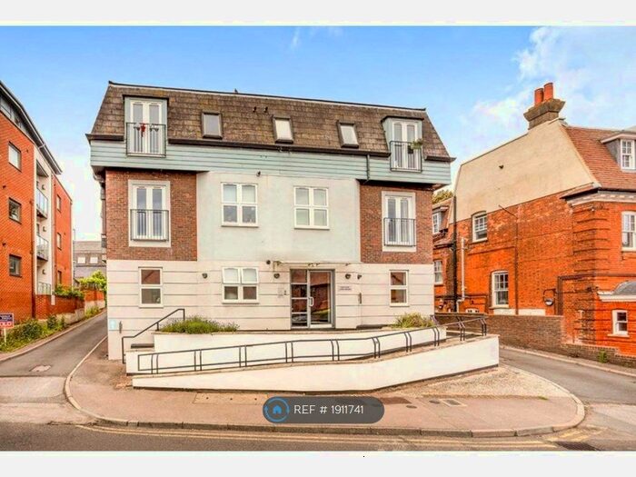 2 Bedroom Flat To Rent In Lyons Crescent, Tonbridge, TN9