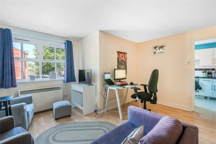 2 Bedroom Flat To Rent In Elderfield Place, London, SW17