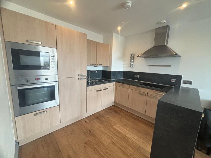 2 Bedroom Flat To Rent In Jefferson Place, Fernie Street, Green Quarter, M4