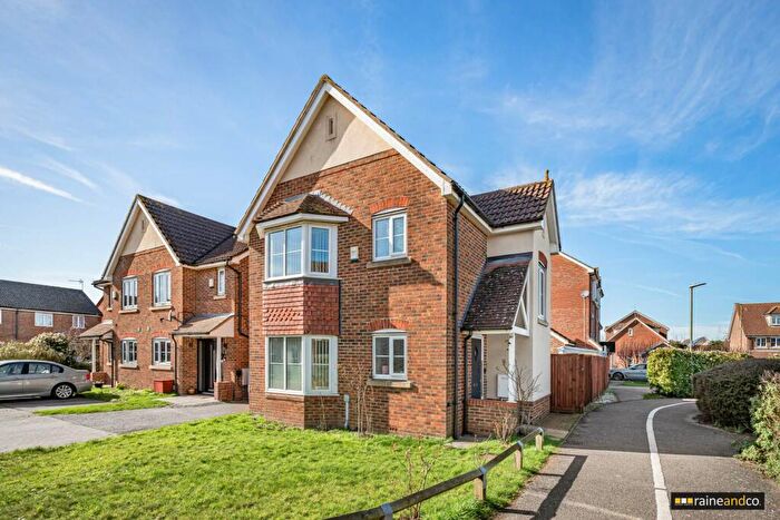 3 Bedroom Link Detached House For Sale In Campion Road, Hatfield, AL10