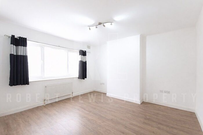 2 Bedroom Flat To Rent In Denison Close, London, N2